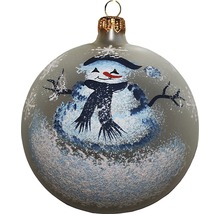 Glob de brad cu decor de om de zăpadă