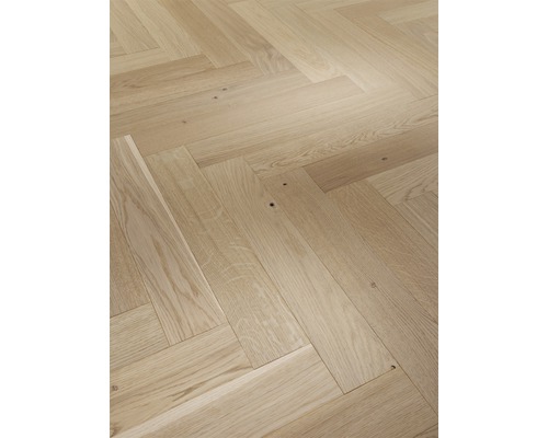 Montaj parchet deschis la culoare în model herringbone.