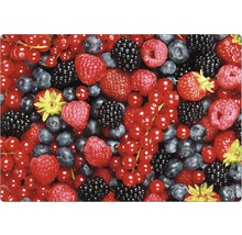 Prim-plan cu diverse fructe de pădure, cum ar fi căpșuni, zmeură, afine, mure și coacăze