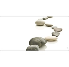 Pietre decorative de râu aranjate într-un rând