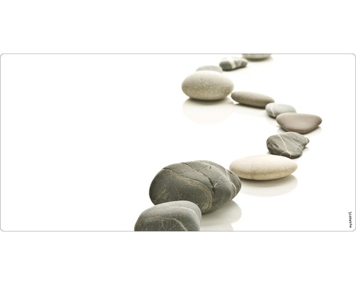 Pietre decorative de râu aranjate într-un rând