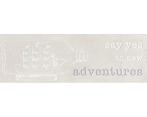 Decoratiune de perete cu o navă într-o sticlă și inscripția „Say yes to new adventures” (Spune da noilor aventuri).