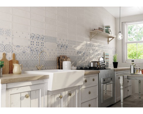 Bucătărie luminoasă cu faianță în design vintage, chiuvetă și blaturi din lemn