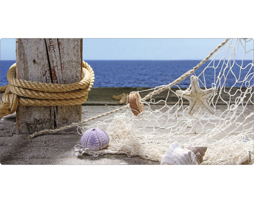 Scenă decorativă cu stâlp de lemn, frânghie, plasă de pescuit, stea de mare și scoici pe fundalul mării