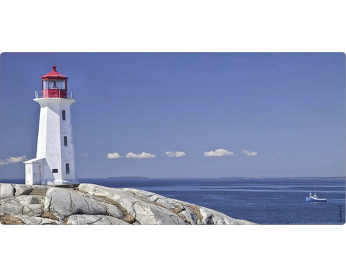 Far pe stânci la mare sub cer albastru