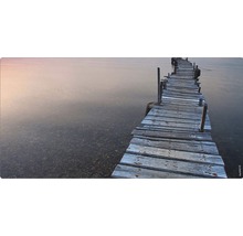 Podium din lemn deasupra apei