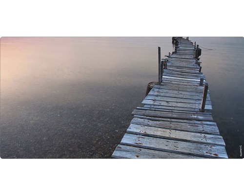 Podium din lemn deasupra apei