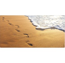 Urme de pași în nisip pe plajă