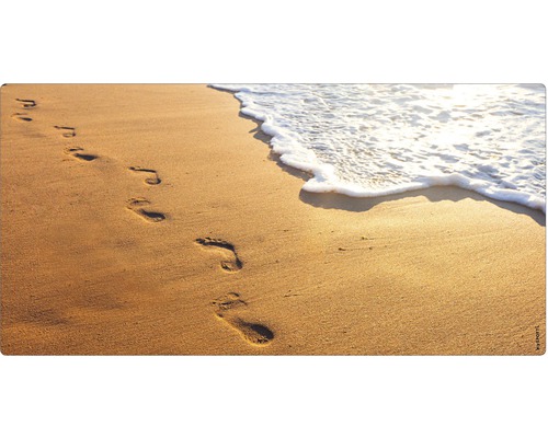 Urme de pași în nisip pe plajă