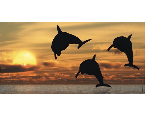 Ilustrație cu trei delfini în fața unui apus de soare deasupra oceanului