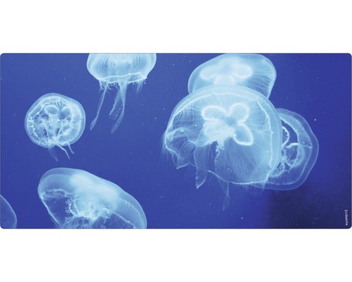 Mai multe meduze în apă