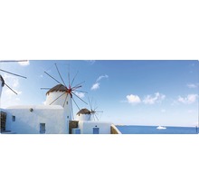 Panoramă cu mori de vânt, clădiri albe și vedere la mare