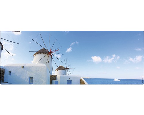 Panoramă cu mori de vânt, clădiri albe și vedere la mare