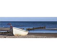 O barcă albă zace pe plajă