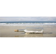 Sticlă cu mesaj pe plajă cu mare