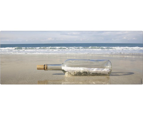 Sticlă cu mesaj pe plajă cu mare