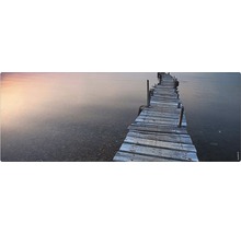 Un ponton de lemn care duce în apă.