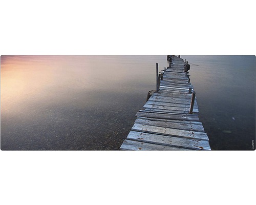 Un ponton de lemn care duce în apă.