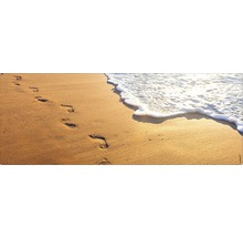 Motiv plajă cu urme de pași în nisip