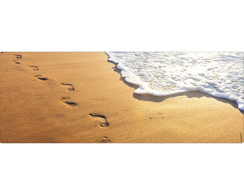 Motiv plajă cu urme de pași în nisip