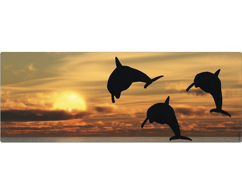 Trei delfini care sar în fața unui apus de soare