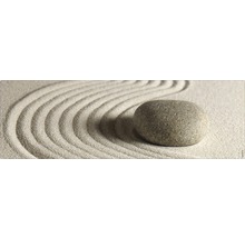 Grădină zen cu piatră și nisip greblat