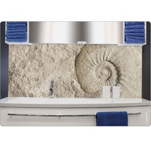 Chiuvetă de baie cu panou posterior și prosoape