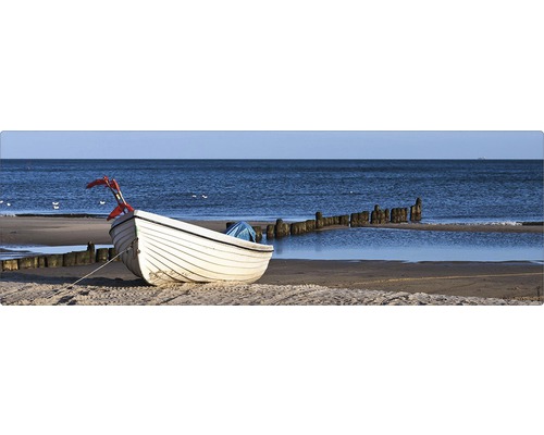 Barcă pe plajă cu stâlpi de lemn în apă