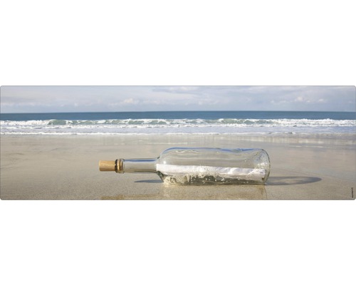 Sticlă cu mesaj pe plajă cu plută