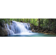 Cascadă în pădure cu apă limpede