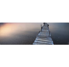 Un ponton de lemn se întinde peste apă.