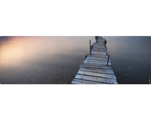 Un ponton de lemn se întinde peste apă.