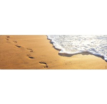 Urme de pași în nisip pe plajă