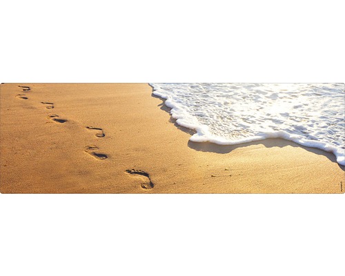 Urme de pași în nisip pe plajă