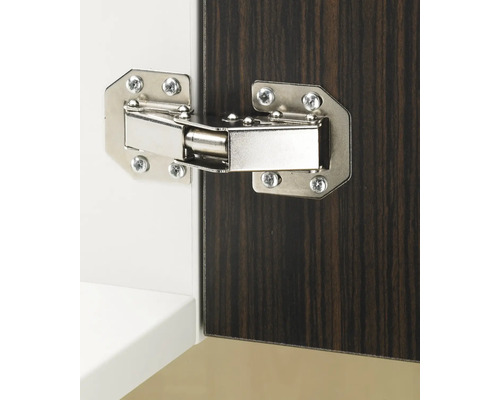 Balamaua metalică fixată pe ușa unei piese de mobilier