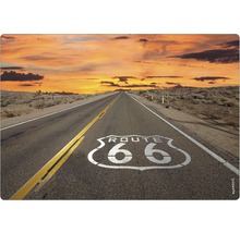 Fotografie a unui drum gol cu Route 66 pictat pe el sub un cer înnorat la apus.