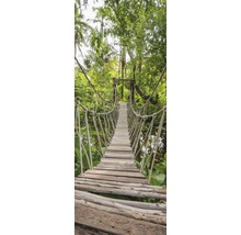 Pod suspendat din lemn într-un mediu verde