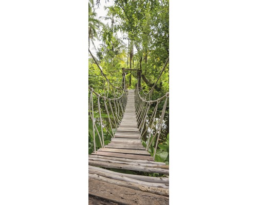 Pod suspendat din lemn într-un mediu verde