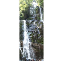 O cascadă de cascade curge peste stânci.