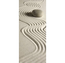 Grădină Zen cu valuri de nisip și o piatră