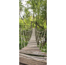 Pod suspendat din lemn și frânghie în pădure