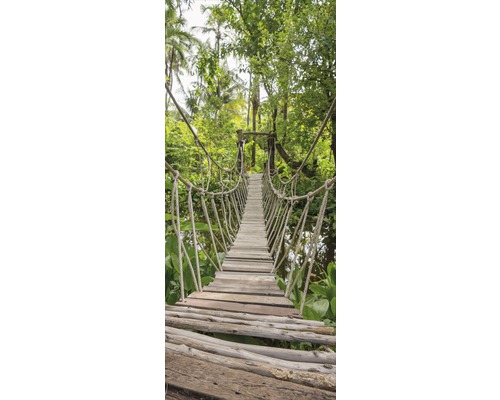 Pod suspendat din lemn și frânghie în pădure