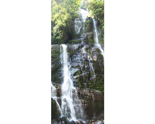 Peisaj cu o cascadă peste stânci și vegetație