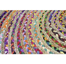 Vizualizare detaliată a unui covor împletit din iută cu material textil