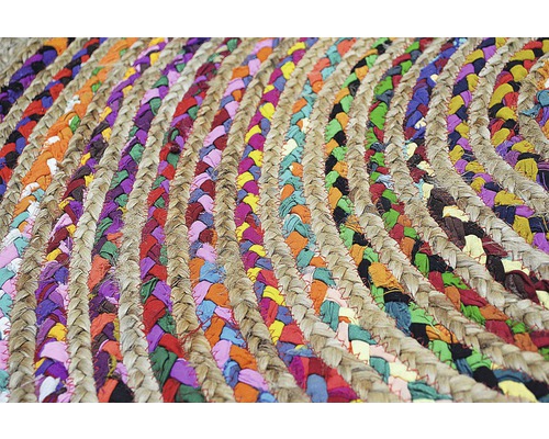 Vizualizare detaliată a unui covor împletit din iută cu material textil