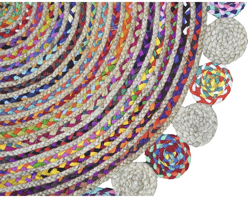 Prim-plan cu un covor rotund cu inserții de țesături colorate și margini de iută