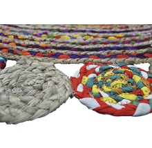 Prim-plan cu un covor rotund din iută și resturi textile colorate