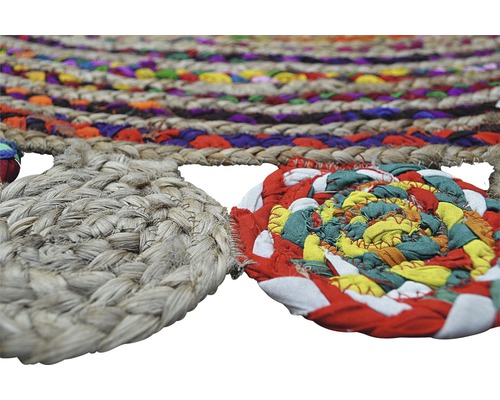 Prim-plan cu un covor rotund din iută și resturi textile colorate