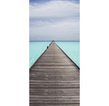 Un ponton lung din lemn care duce în mare.