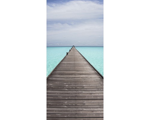 Un ponton lung din lemn care duce în mare.